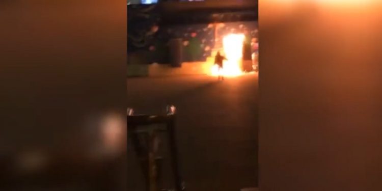 Rzucił koktajlem Mołotowa w centrum Warszawy! Wszystko nagrali [WIDEO]