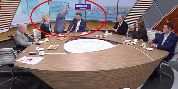 Awantura w TVP Info. Senator Jacek Bury wyszedł i… rozgniótł ogórka [WIDEO]