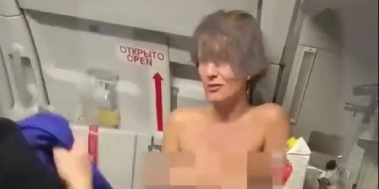 Półnaga Rosjanka wywołała awanturę w samolocie! Pogryzała stewardessę [WIDEO]