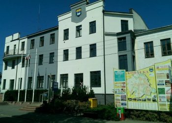 Urząd Miasta w Kobyłce szuka pracownika. Warunek? „Musi mieć jaja”