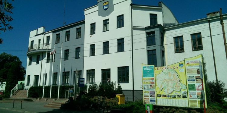 Urząd Miasta w Kobyłce szuka pracownika. Warunek? „Musi mieć jaja”