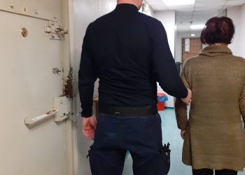 Pokłócili się o… pilot do telewizora. Złapała nóż i zaatakowała