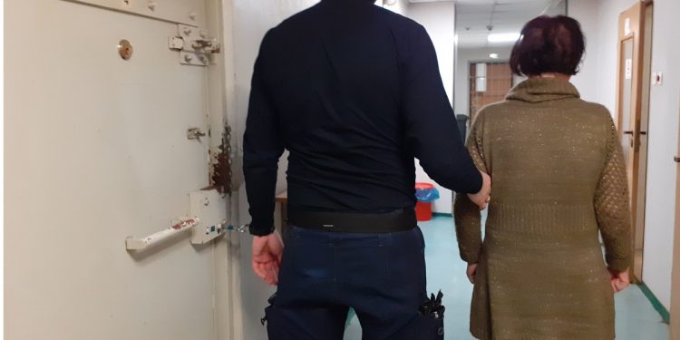 Pokłócili się o… pilot do telewizora. Złapała nóż i zaatakowała