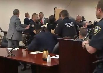 Awantura w sądzie! Rodziny ofiar rzuciły się na zabójcę [WIDEO]