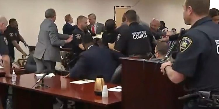 Awantura w sądzie! Rodziny ofiar rzuciły się na zabójcę [WIDEO]