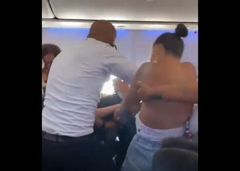 Bijatyka w samolocie o… miejsce przy oknie. Zaczęło się od dwóch kobiet [WIDEO]