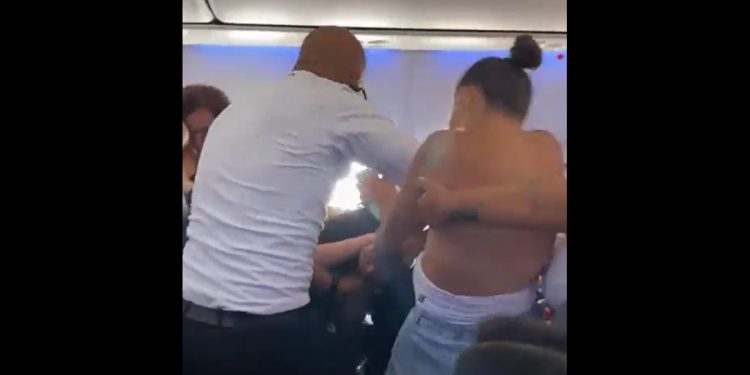 Bijatyka w samolocie o… miejsce przy oknie. Zaczęło się od dwóch kobiet [WIDEO]