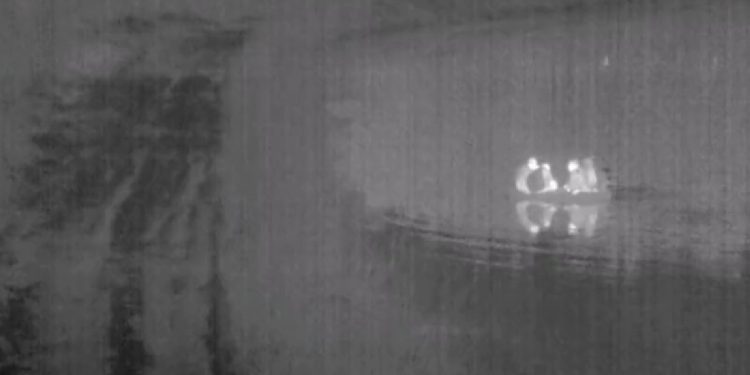 Kamera na granicy pokazała, jak próbowali dostać się do Polski. Straż Graniczna pokazała nagranie