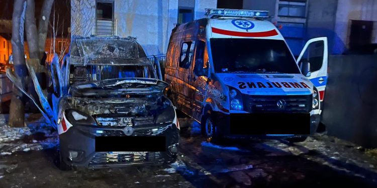 Dwie karetki stanęły w płomieniach. To podpalenie? Świadkowie nie mają wątpliwości [WIDEO]