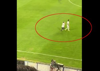 Kibic wbiegł na murawę i uderzył piłkarza! Nie wiedział, że… ten mu odda [WIDEO]