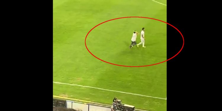 Kibic wbiegł na murawę i uderzył piłkarza! Nie wiedział, że… ten mu odda [WIDEO]