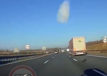 Jechał za ciężarówką, gdy prawie doszło do tragedii. Policja… nie dała nawet mandatu [WIDEO]