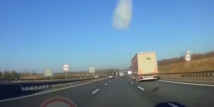 Jechał za ciężarówką, gdy prawie doszło do tragedii. Policja… nie dała nawet mandatu [WIDEO]