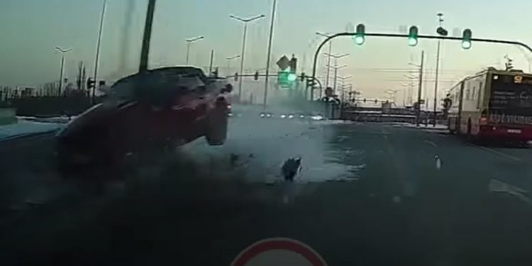 Mustang skończył podróż na latarni. „Lampa uratowała mi zdrowie, a może i coś więcej…” [WIDEO]