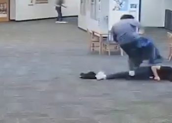 Nastolatek skatował nauczycielkę z szkole. Powód szokuje. Jest nagranie [WIDEO]