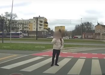 Pieszy na przejściu robił coś takiego. Nagranie trafiło na policję [WIDEO]