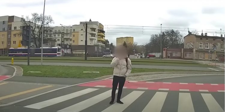 Pieszy na przejściu robił coś takiego. Nagranie trafiło na policję [WIDEO]