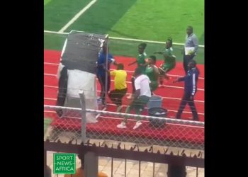 Piłkarki pobiły sędziego podczas meczu! Szokujące sceny [WIDEO]