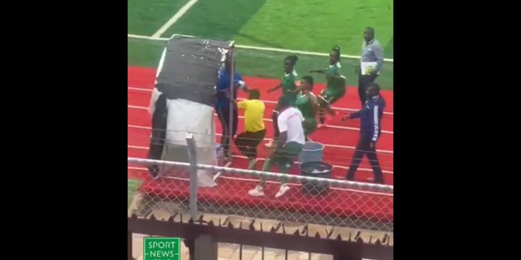 Piłkarki pobiły sędziego podczas meczu! Szokujące sceny [WIDEO]