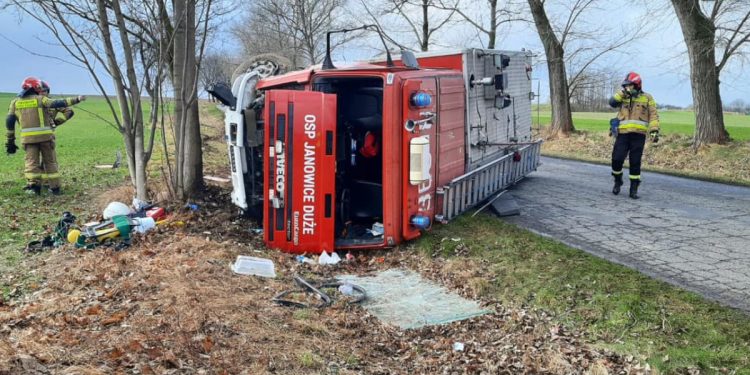 Strażacy ranni w drodze do pożaru! Poważny wypadek wozu strażackiego [FOTO]