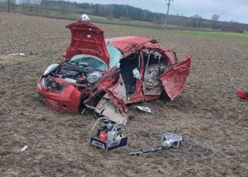 Koszmarny wypadek. Tyle zostało z samochodu. Nie żyje 19-latek