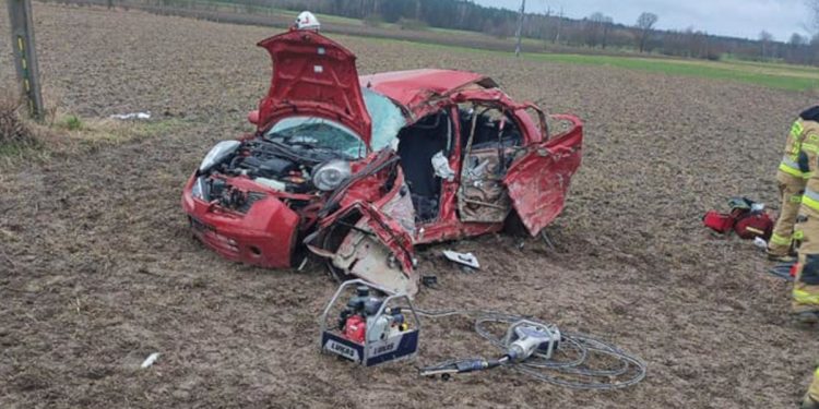 Koszmarny wypadek. Tyle zostało z samochodu. Nie żyje 19-latek