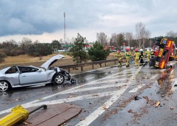 Ciężarówka z drewnem zmiażdżyła samochody. Jest nagranie [WIDEO]