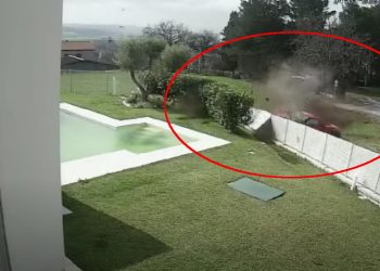 Dwa ferrari uderzyły w ten sam budynek… w tym samym czasie [WIDEO]