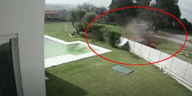 Dwa ferrari uderzyły w ten sam budynek… w tym samym czasie [WIDEO]