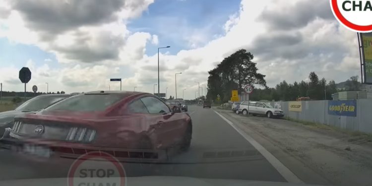 Wysłał nagranie z piratem drogowym na policję. Taką dostał odpowiedź [WIDEO]