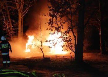 Elektryczny mercedes płonął… 21 godzin. Strażacy musieli przywieźć specjalny kontener