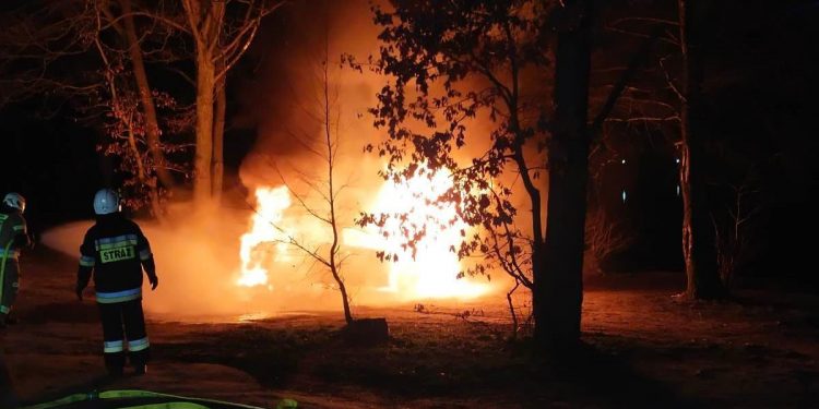 Elektryczny mercedes płonął… 21 godzin. Strażacy musieli przywieźć specjalny kontener