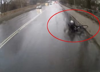 Rowerzysta może mówić o cudzie. Pokazali nagranie z autobusu [WIDEO]