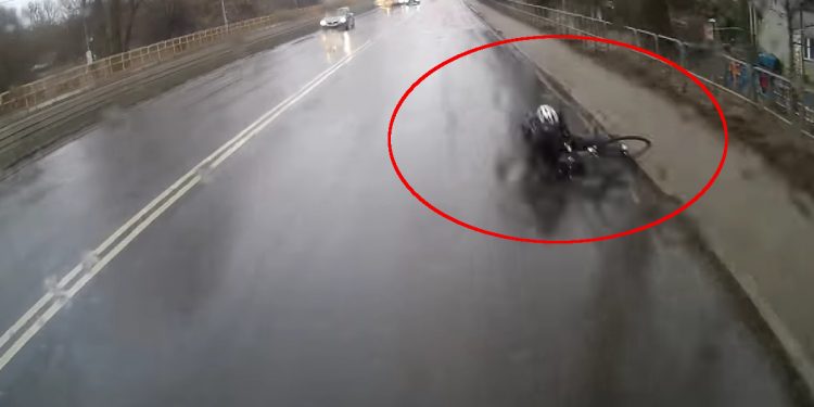 Rowerzysta może mówić o cudzie. Pokazali nagranie z autobusu [WIDEO]