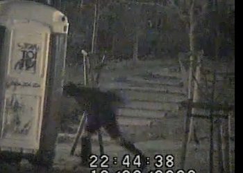 „Twardogłowy” taranował Toi Toi’a głową. Komiczne nagranie z monitoringu [WIDEO]