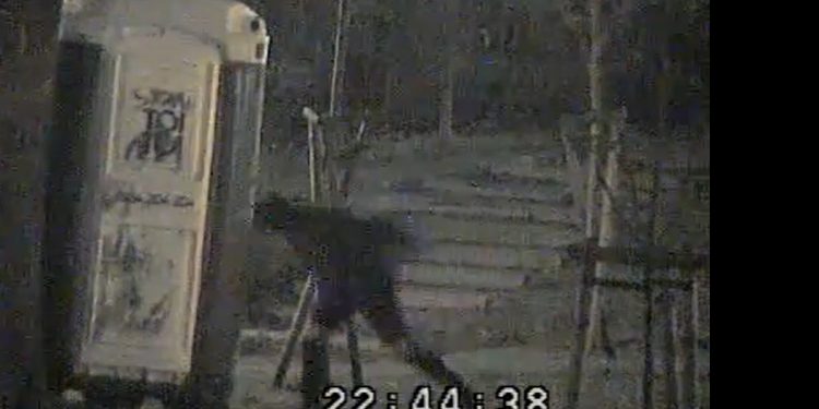 „Twardogłowy” taranował Toi Toi’a głową. Komiczne nagranie z monitoringu [WIDEO]