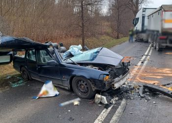 Kierowca wjechał wprost pod TIR-a. Tyle zostało z samochodu