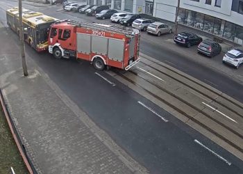 Autobus zderzył się z wozem straży pożarnej. Jest nagranie [WIDEO]