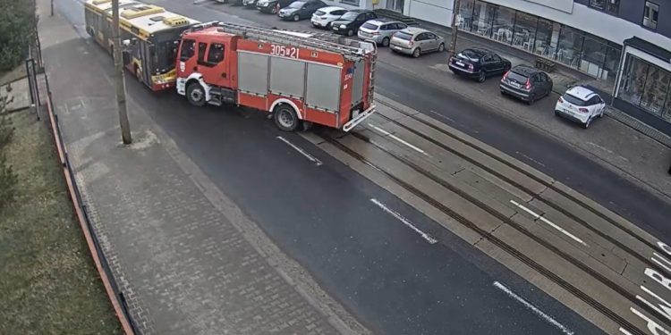 Autobus zderzył się z wozem straży pożarnej. Jest nagranie [WIDEO]