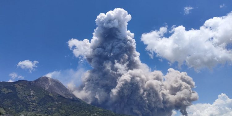 Wybuch wulkanu w Indonezji! Podniesiono stopień zagrożenia [WIDEO]