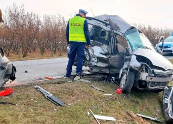 Koszmarny wypadek na drodze. Kierowca i pasażerka nie mieli szans