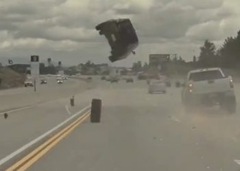 Samochód leciał nad autostradą! Przerażający wypadek [WIDEO]