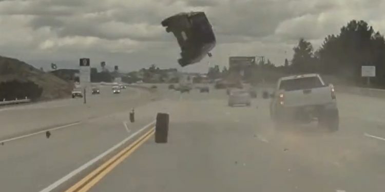 Samochód leciał nad autostradą! Przerażający wypadek [WIDEO]