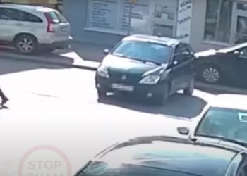 80-latek za kierownicą „manewrował” na parkingu. Wszystko się nagrało [WIDEO]