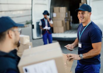 Jak zamówić kuriera za pobraniem i czy możliwe jest nadanie przesyłki pobraniowej za granicę? Sprawdzamy