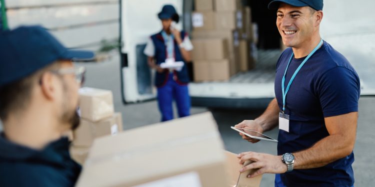 Jak zamówić kuriera za pobraniem i czy możliwe jest nadanie przesyłki pobraniowej za granicę? Sprawdzamy