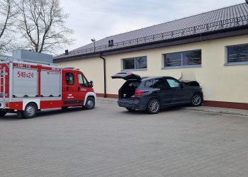 Kierowca BMW pomylił gaz z hamulcem. Efekt? Staranowany sklep [FOTO]