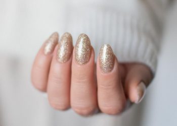 Jak odpowiednio nałożyć pyłek do paznokci i uzyskać nieziemski efekt?