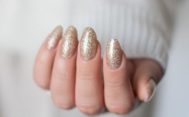Jak odpowiednio nałożyć pyłek do paznokci i uzyskać nieziemski efekt?