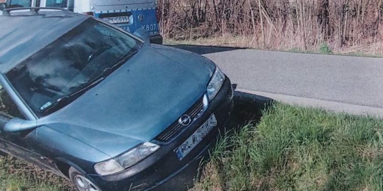 Miał 7 promili i… jechał samochodem. Wysiadł i zasnął w rowie